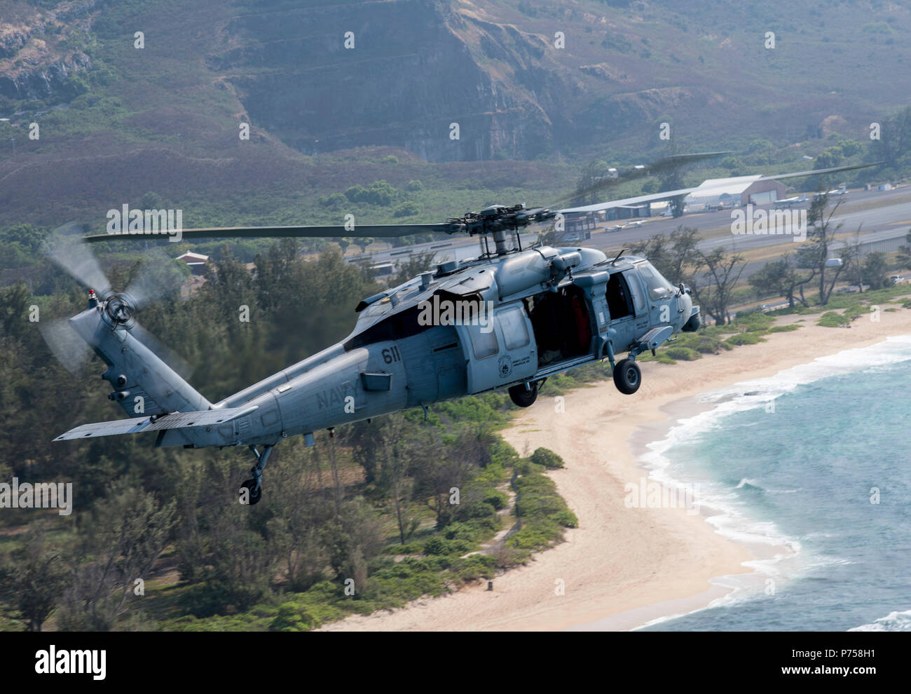 180702-N-NU281-0768 OAHU, Hawaii (Luglio 2, 2018) un MH-60S Sea Hawk elicottero, assegnato al mare in elicottero Combat Squadron (HSC) 8, vola sopra le acque al largo della costa di Oahu per una foto esercizio durante il cerchio del Pacifico (RIMPAC) Esercizio, 2 luglio. Venticinque nazioni, più di 45 navi e sottomarini, circa 200 aerei e 25.000 personale partecipano RIMPAC dal 27 giugno al 2 agosto in e intorno alle Isole Hawaii e la California del Sud. Il più grande del mondo marittimo internazionale esercitazione RIMPAC offre una singolare opportunità di formazione promuovendo e sostenendo la cooperativa r Foto Stock