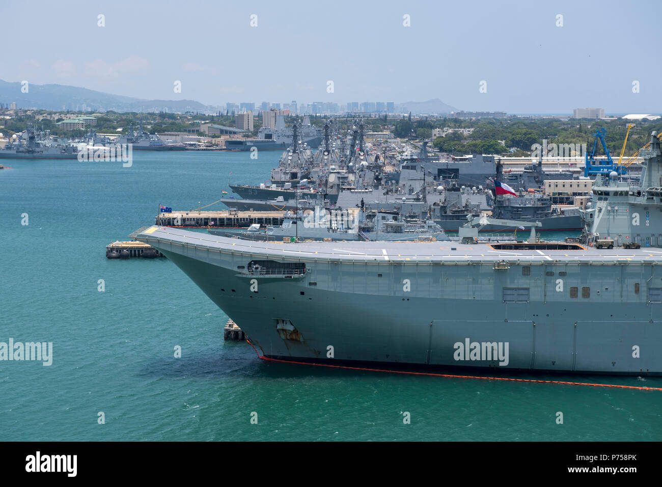 180702-N-NU281-0051 JOINT BASE PEARL HARBOR-HICKAM (Luglio 2, 2018) Royal Australian Navy atterraggio elicottero nave dock HMAS Adelaide (L01) e navi internazionali che partecipano a bordo del Pacifico (RIMPAC) esercizio moor a base comune Harbor-Hickam perla. Venticinque nazioni, più di 45 navi e sottomarini, circa 200 aerei e 25.000 personale partecipano RIMPAC dal 27 giugno al 2 agosto in e intorno alle Isole Hawaii e la California del Sud. Il più grande del mondo marittimo internazionale esercitazione RIMPAC offre una singolare opportunità di formazione promuovendo e sostenendo cooperat Foto Stock