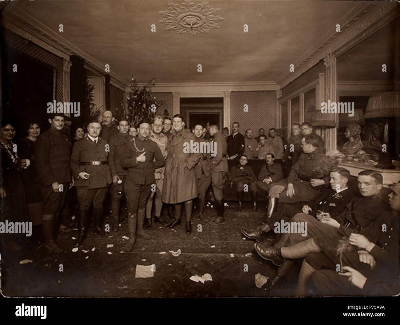 Inglese: nel 1917, dopo l'American Ambulance Field Service è stato assorbito in militari degli Stati Uniti dopo l'entrata in guerra degli Stati Uniti, 157 ex driver AFS riuniti insieme per una vigilia di Natale celebrazione presso 21 rue Raynouard a Parigi, Francia. Le pareti e il soffitto della villa sono stati appesi con agrifoglio e Natale verde, e molte candele sono state accese e collocati su vari alberi di Natale. La funzione AFS uomini bevevano champagne e mangiato budino di prugne e Turchia, terminando la serata con canzoni. La funzione AFS archivi. 24 Dicembre 1917 7 driver AFS riuniti insieme per una vigilia di Natale in festa a P Foto Stock