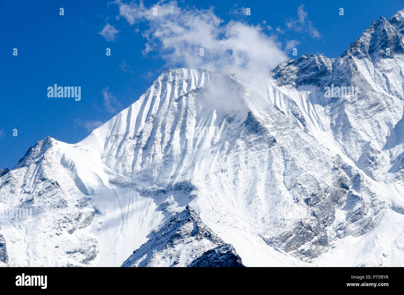 Montagne coperte di neve vicino a Kyanjin Gompa, Langtang, Nepal Foto Stock