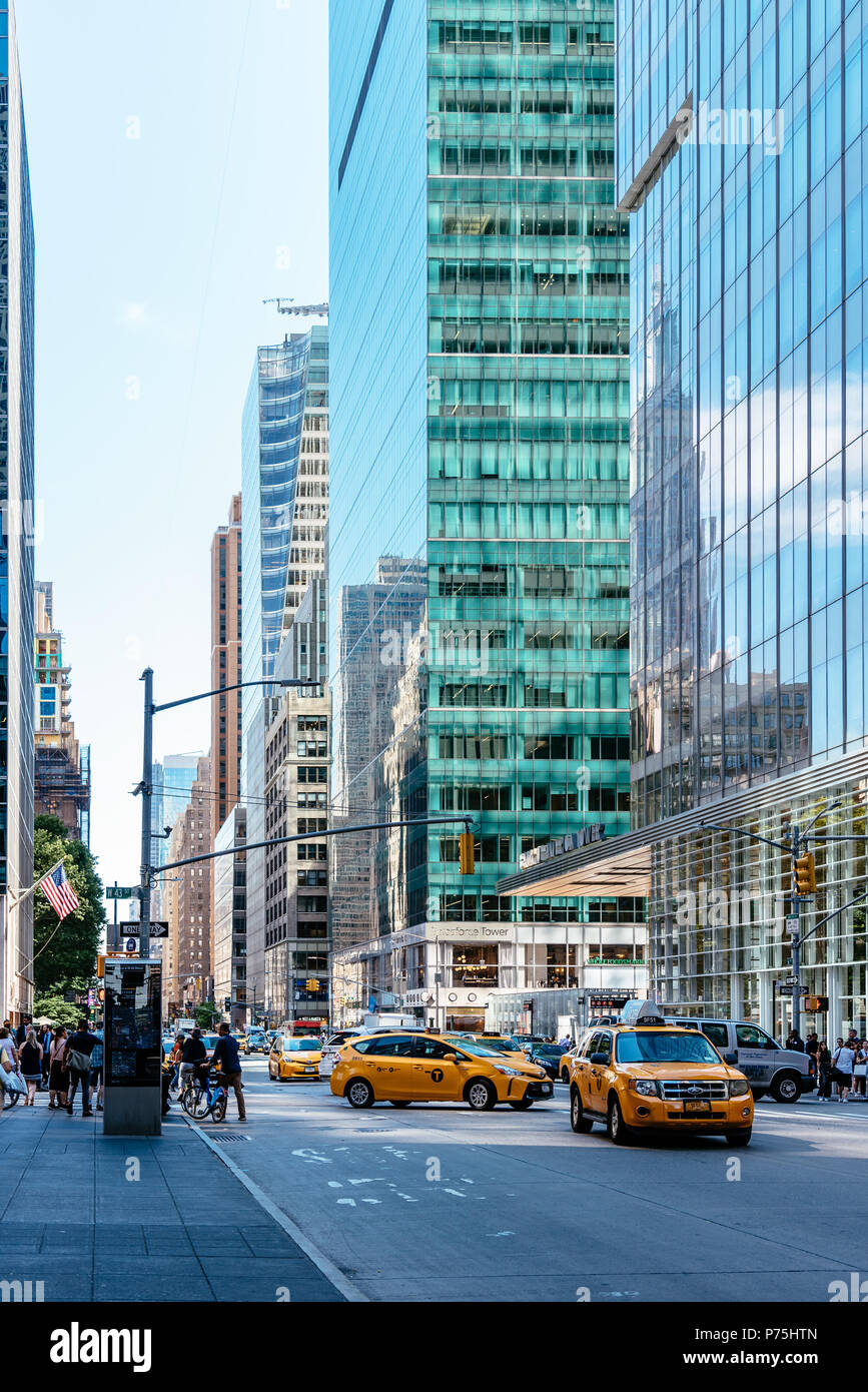 La città di New York, Stati Uniti d'America - 20 Giugno 2018: il traffico in Sesta Avenue nel centro cittadino di Manhattan Foto Stock