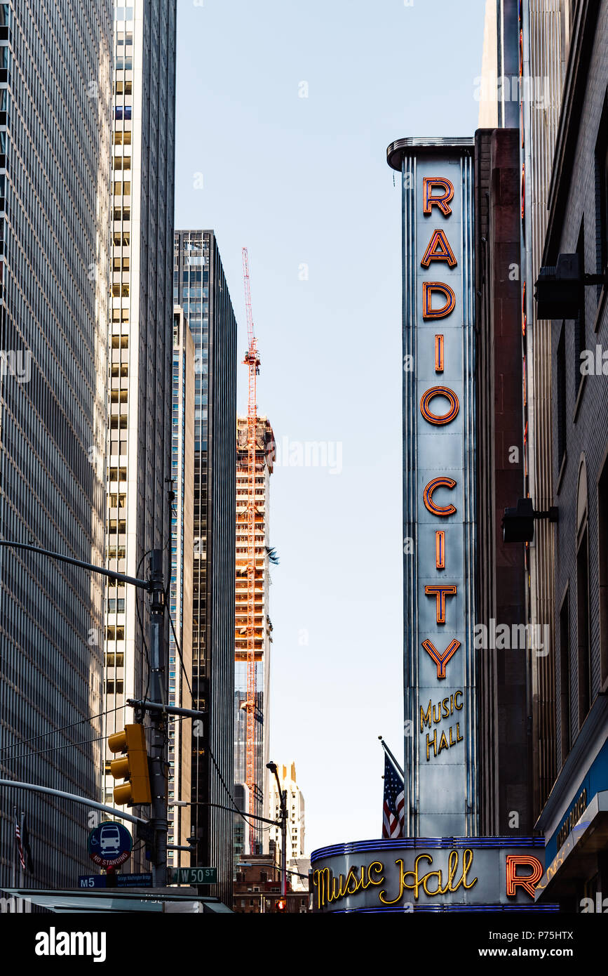 La città di New York, Stati Uniti d'America - 20 Giugno 2018: la Radio City Music Hall di Rockefeller Center nel centro di Manhattan Foto Stock