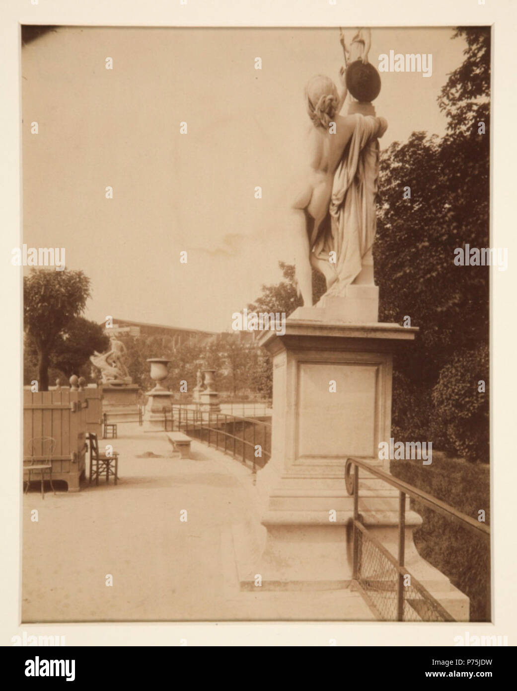 155 Les Tuileries di Eugène Atget Foto Stock