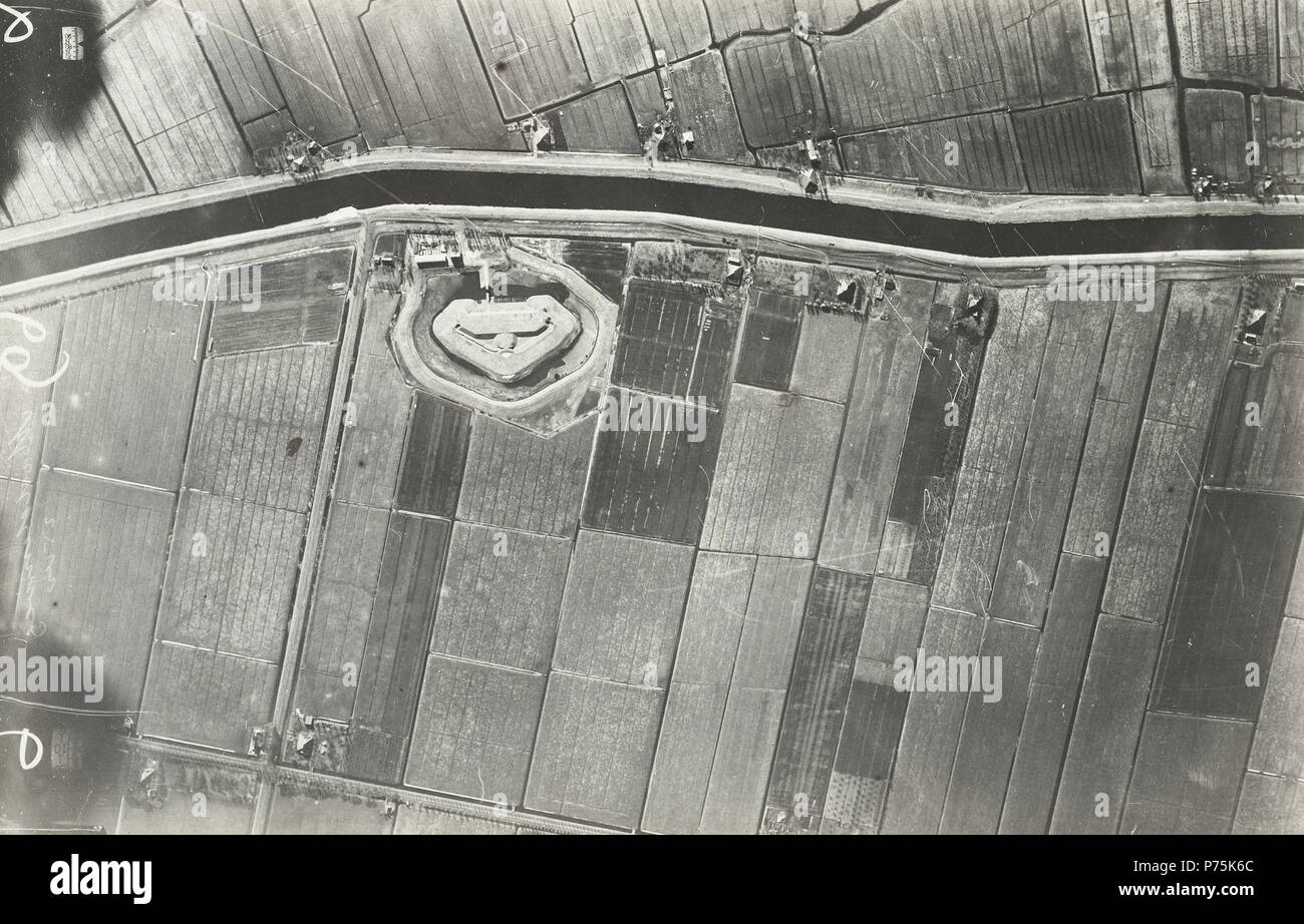 Nederlands: Luchtfoto van Fort aan de Middenweg. Tra il 1920 e il 1930 159 Luchtfoto van Fort aan de Middenweg Foto Stock