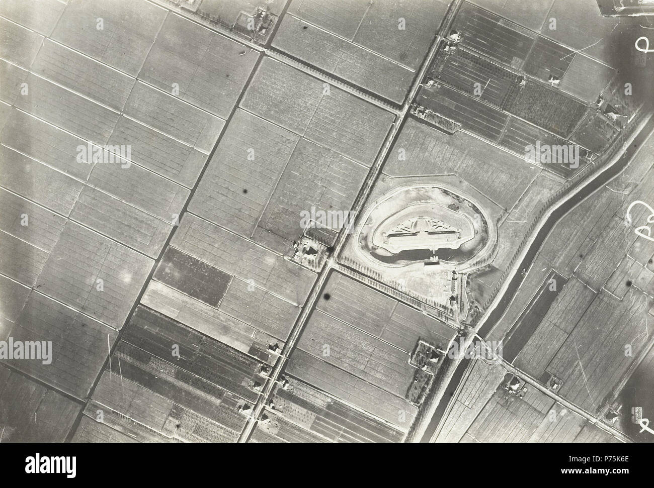 Nederlands: Luchtfoto van Fort Benoorden Purmerend. Tra il 1920 e il 1930 159 Luchtfoto van Fort Benoorden Purmerend Foto Stock