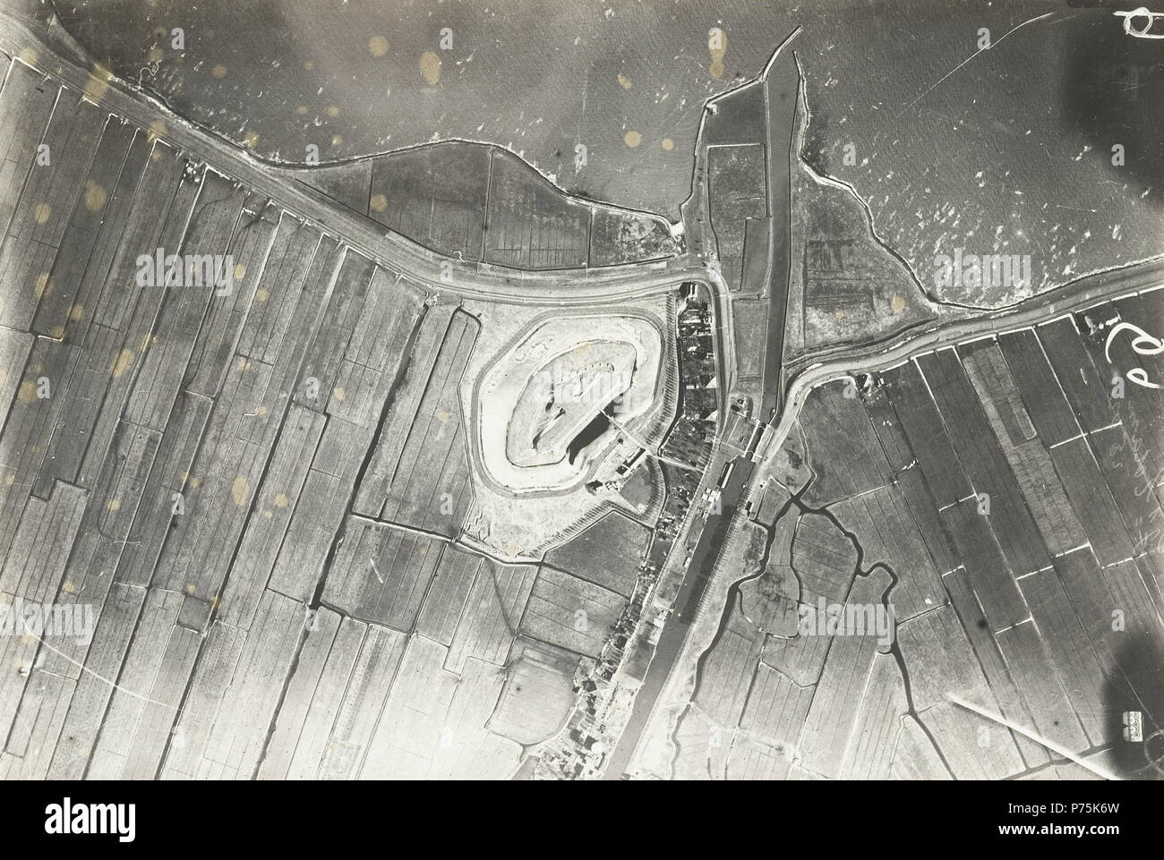 Nederlands: Luchtfoto van Fort Edam. Tra il 1920 e il 1930 159 Luchtfoto van Fort Edam Foto Stock