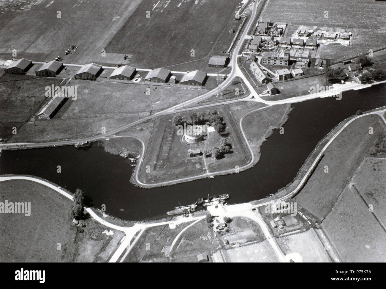 Nederlands: Luchtfoto van Fort Schiphol. Linksboven è een gedeelte van het vliegveld zichtbaar. 1925 159 Luchtfoto van Fort Schiphol Foto Stock