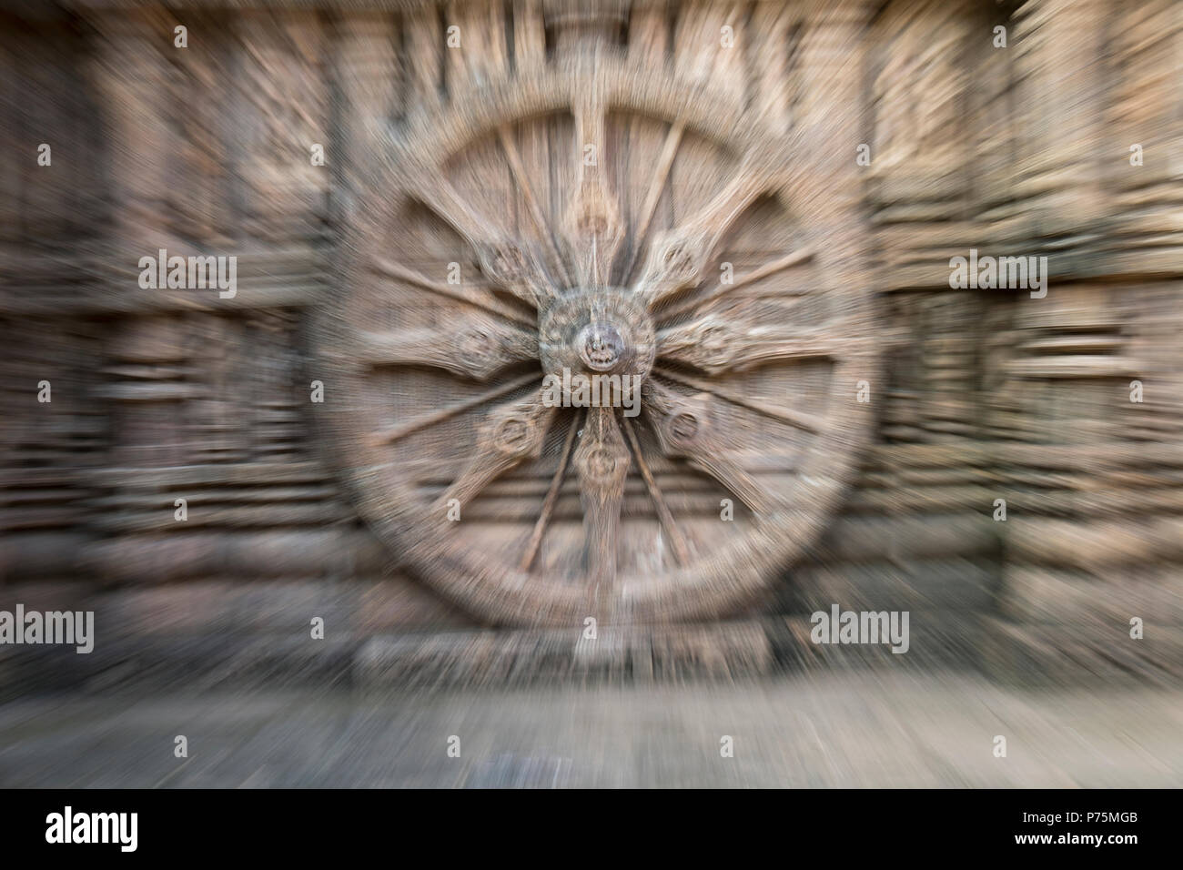 L'immagine della ruota del carro in movimento a Konark Sun tempio in Odisha, India Foto Stock