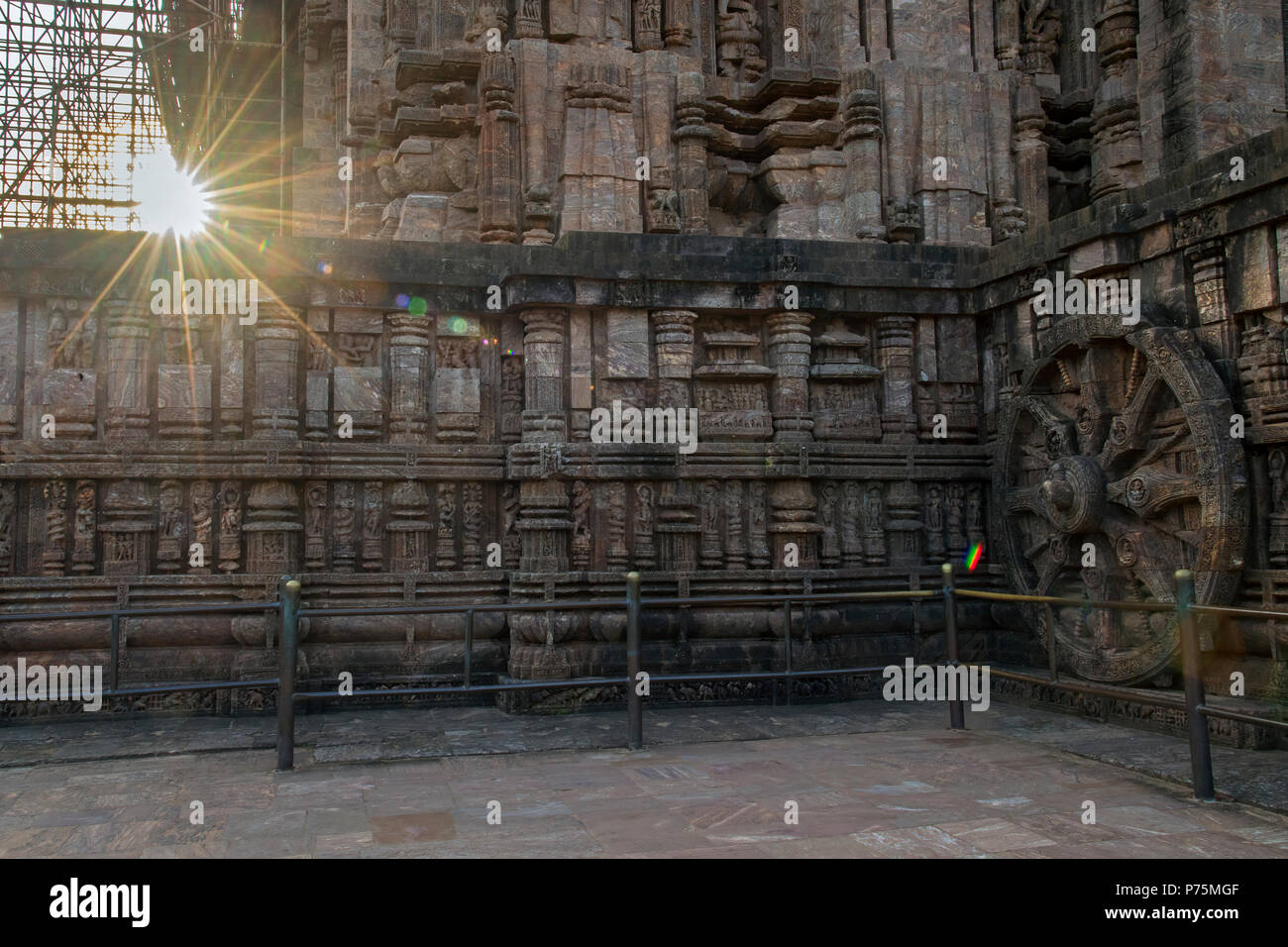 L'immagine della ruota del carro in movimento a Konark Sun tempio in Odisha, India Foto Stock