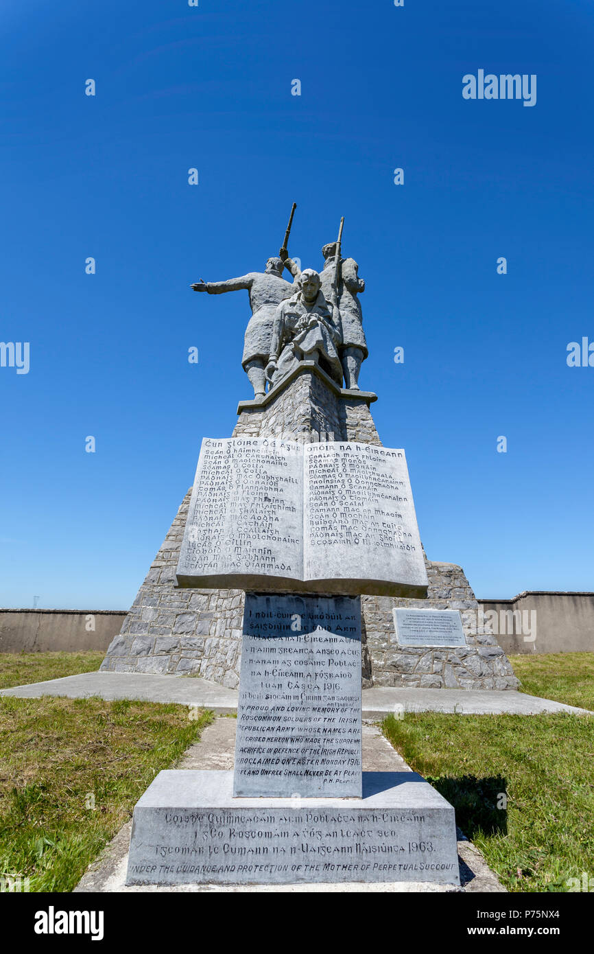 Scultura commemorativa per i combattenti per la libertà che hanno perso la vita nella guerra di indipendenza, nella contea di Roscommon Irlanda Foto Stock