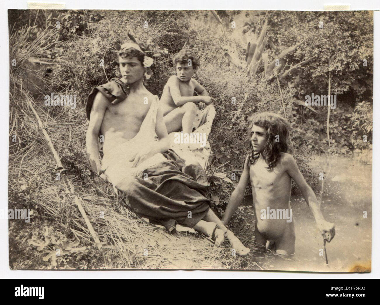 Italiano: Wilhelm von Gloeden (1856-1931), numero di catalogo: 1067. Dai modelli ritratti, la foto pu ò essere datata al periodo napoletano. Sul retro il timbro: 'Deponiert Aug 1900'. Inglese: Wilhelm von Gloeden (1856-1931), numero di catalogo: 1067. Dai modelli ritratti in essa, l'immagine può essere datato al periodo napoletano. In retromarcia, il timbro: 'Deponiert Aug 1900'. . Circa 1895/1900. 129 Gloeden, Wilhelm von (1856-1931) - n. 1067 recto Foto Stock