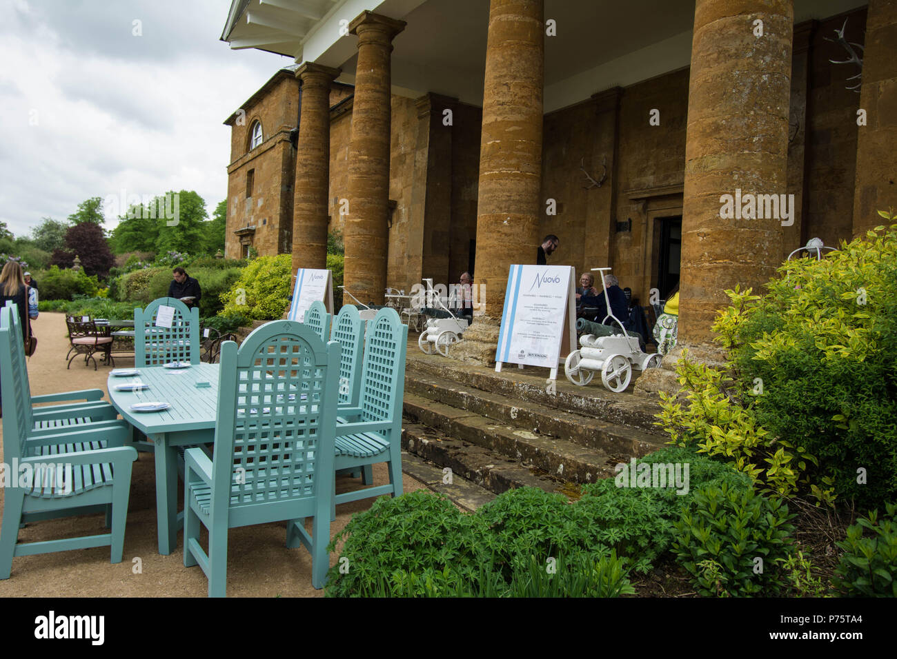 Cibo e bevande a Althorp casa colonne stile cannoni cannoni segno cibo ristorante mangiare sedie sit colonne verdi gradini pilastri di plastica vittoriano Foto Stock
