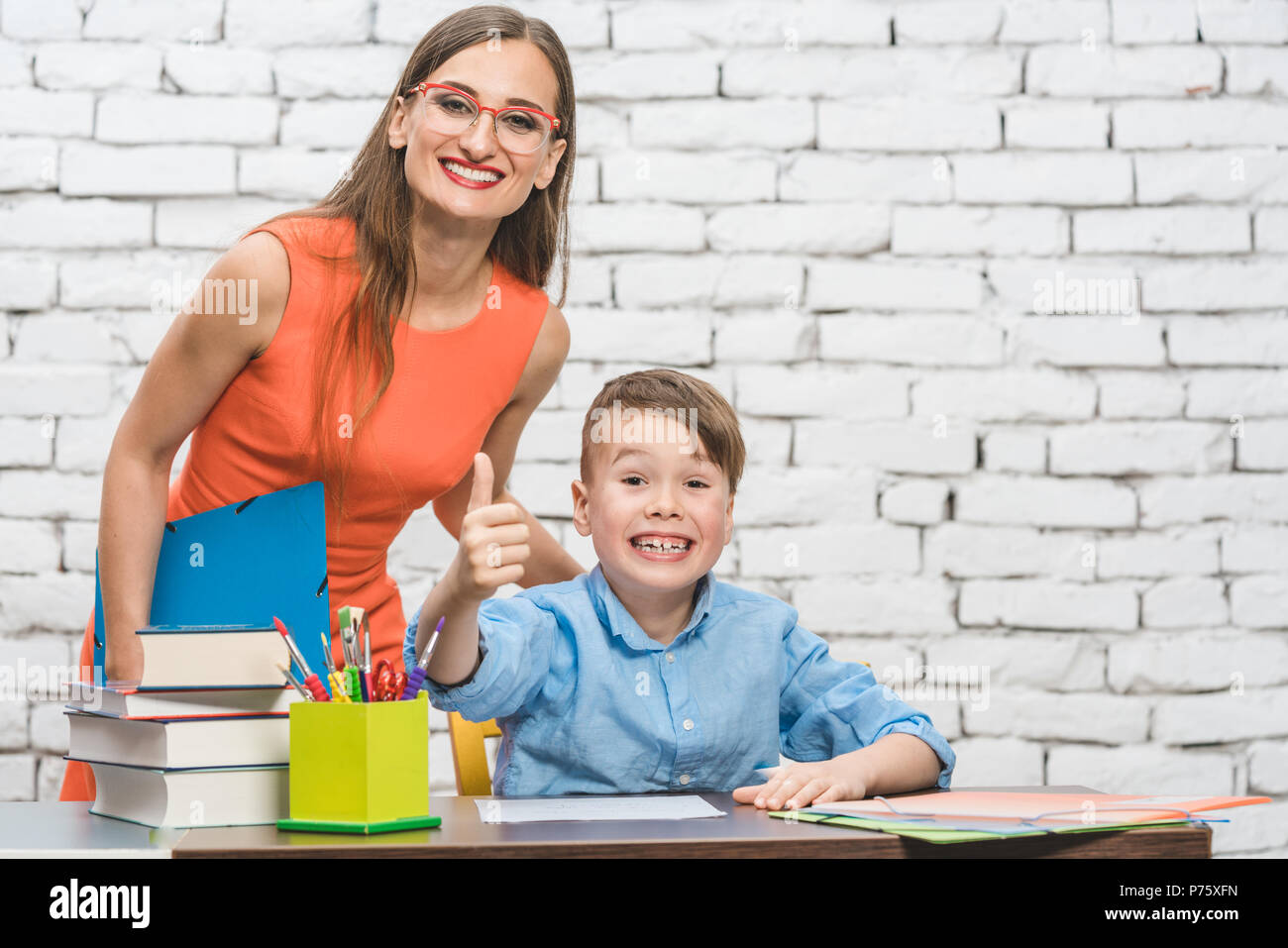 Allievo ed insegnante divertirsi a scuola Foto Stock