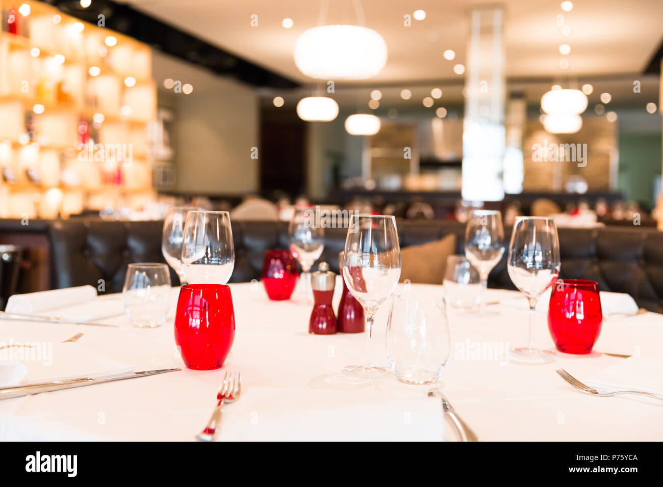 Ristorante Round Table con rosso, bianco e marrone di decorazione Foto Stock
