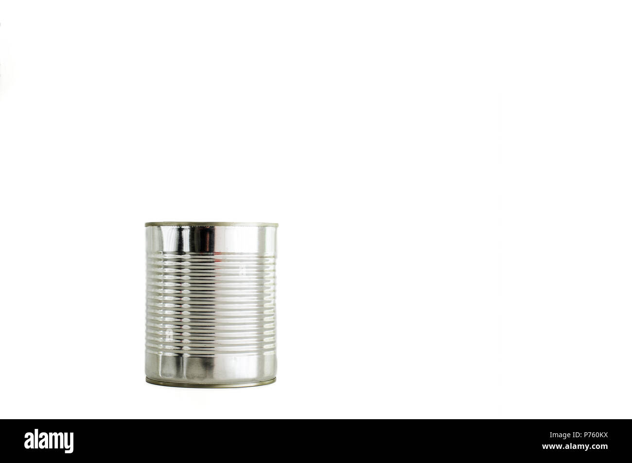 Generico cilindriche luminose stagno alluminio può essere isolata contro uno sfondo bianco Foto Stock