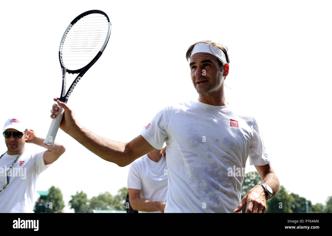 Roger Federer durante una sessione di pratica sulla corte 4 il giorno tre i campionati di Wimbledon al All England Lawn Tennis e Croquet Club, Wimbledon. Foto Stock