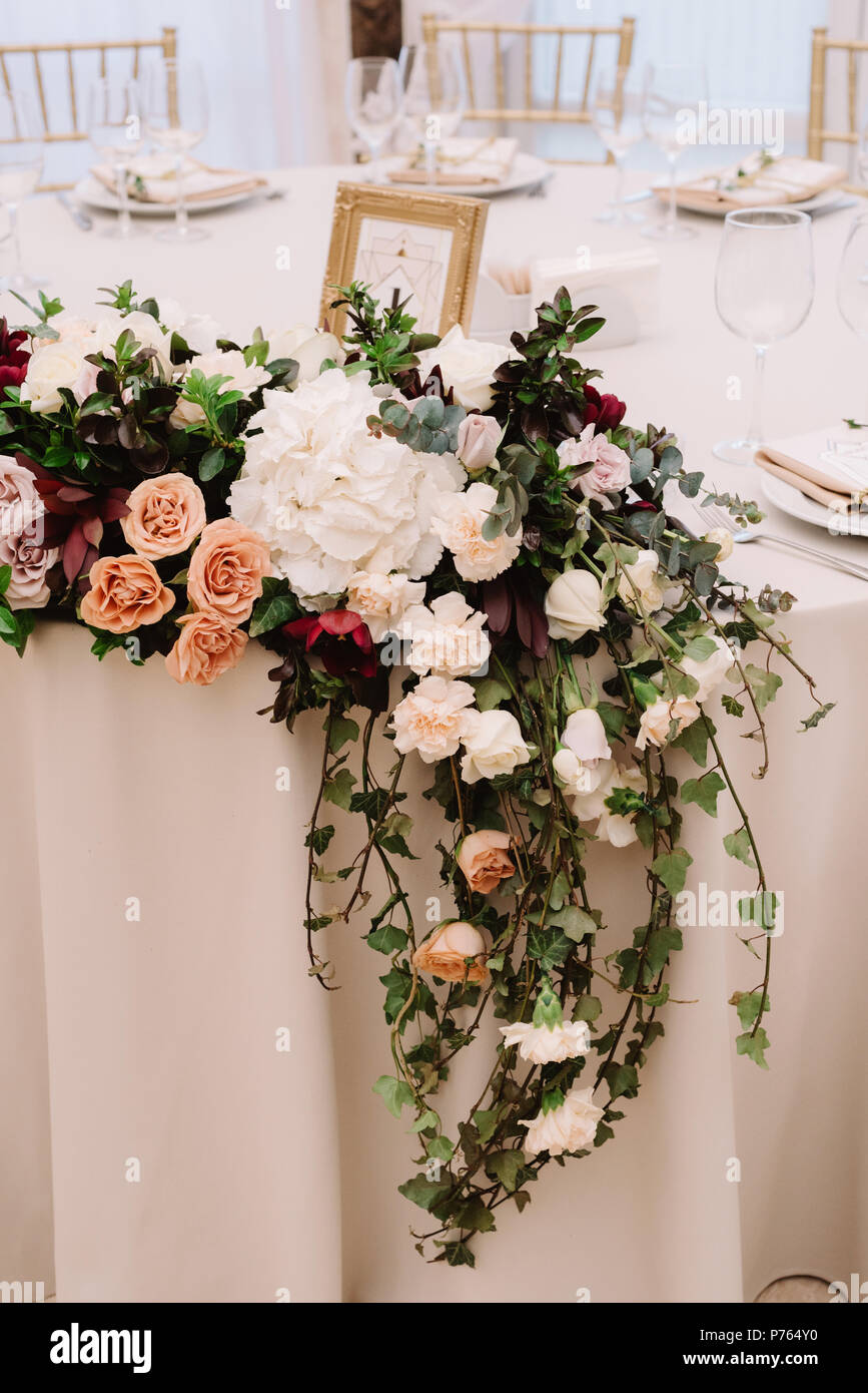 Decorazione di un tavolo di nozze di sposi verdi e di fiori. Lunga, appeso  su un tavolo, la composizione da sono fiori freschi Foto stock - Alamy