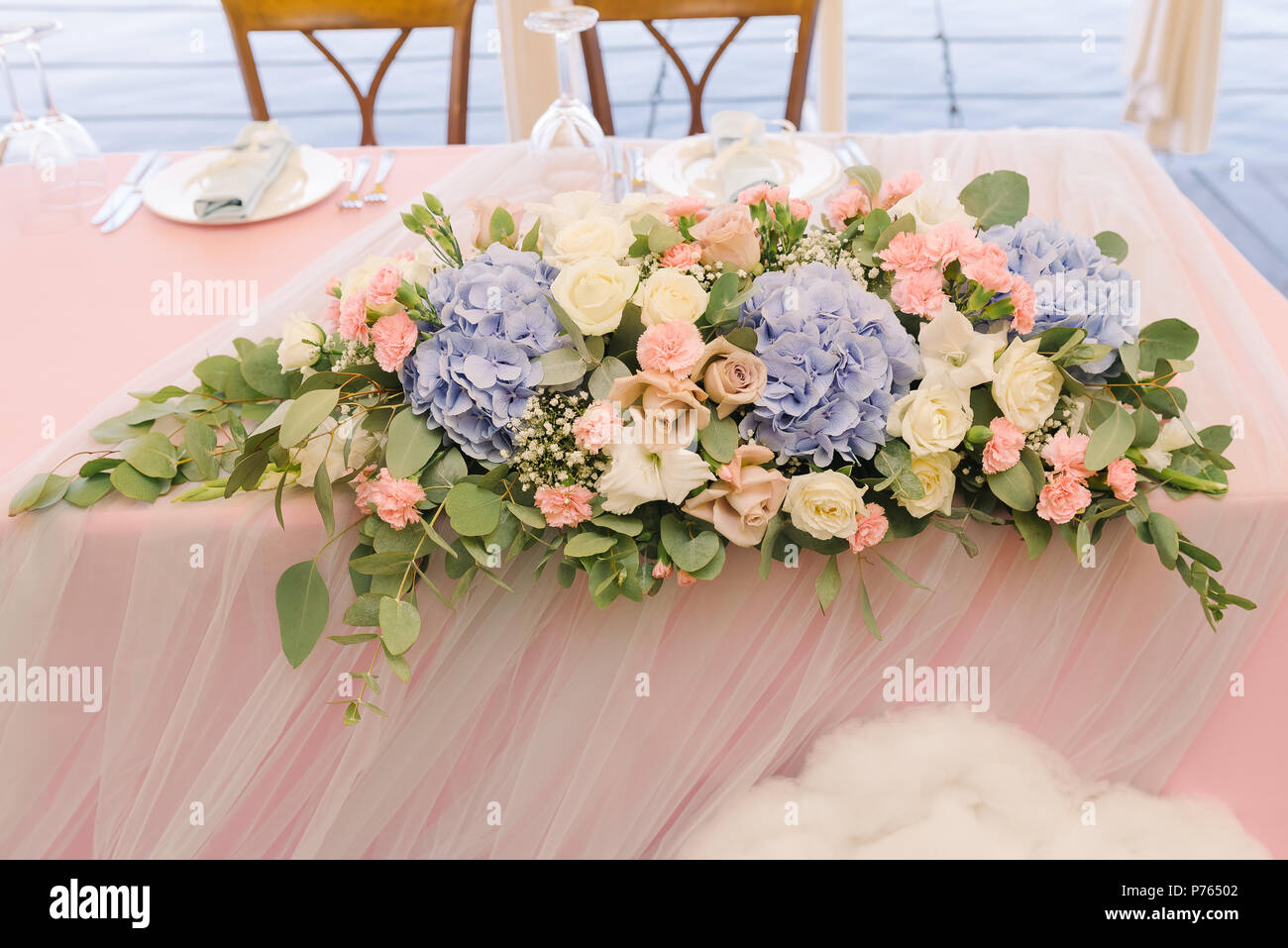 Composizione elegante da fiori freschi sul tavolo di nozze. Tabella dello  sposo e della sposa Foto stock - Alamy