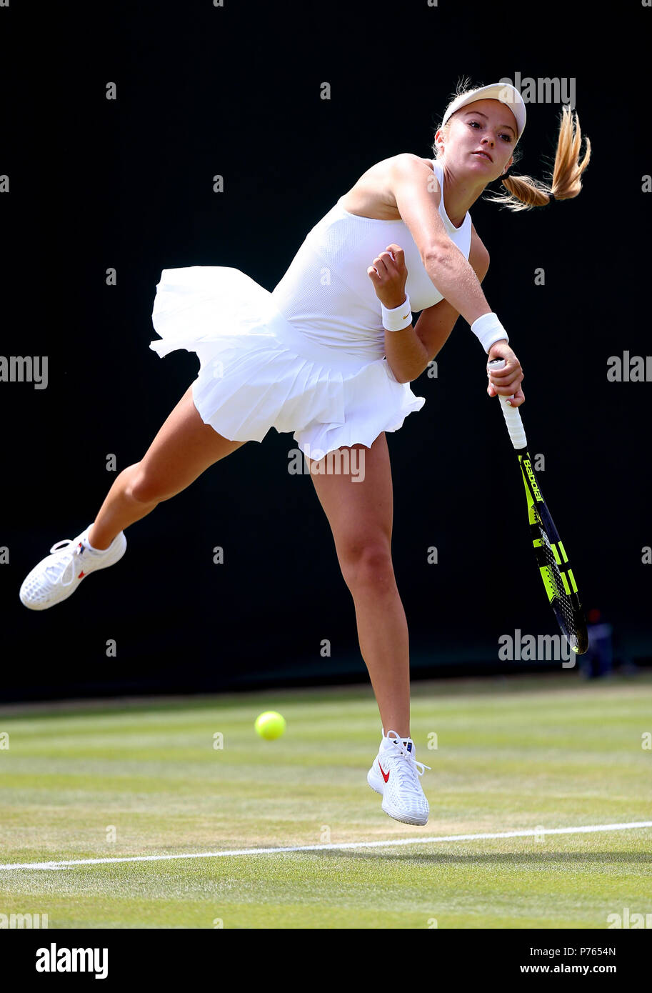 Katie Swan in azione contro il giorno tre i campionati di Wimbledon al All England Lawn Tennis e Croquet Club, Wimbledon. Foto Stock