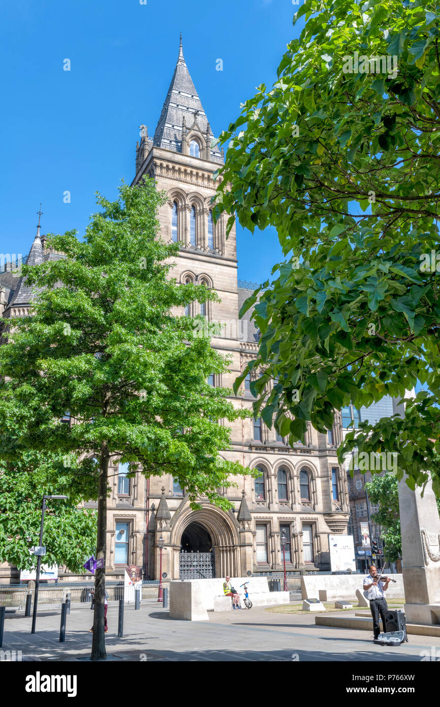 Parte di Manchester Town Hall accoccolato tra alberi sul bordo della St Peters Square, Manchester, Regno Unito Foto Stock