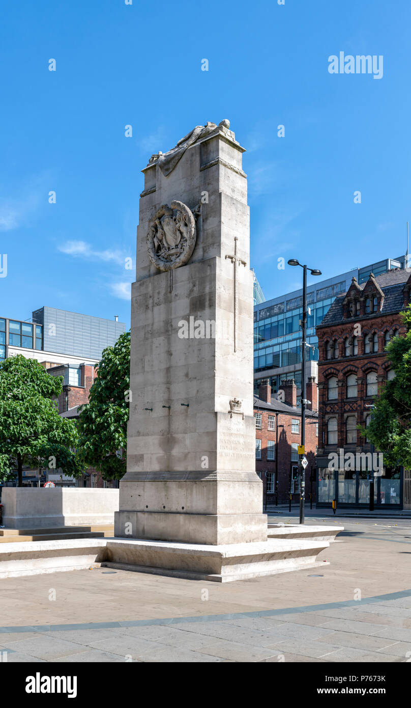 Memoriale di guerra e il cenotafio in Piazza San Pietro, Manchester, Regno Unito Foto Stock