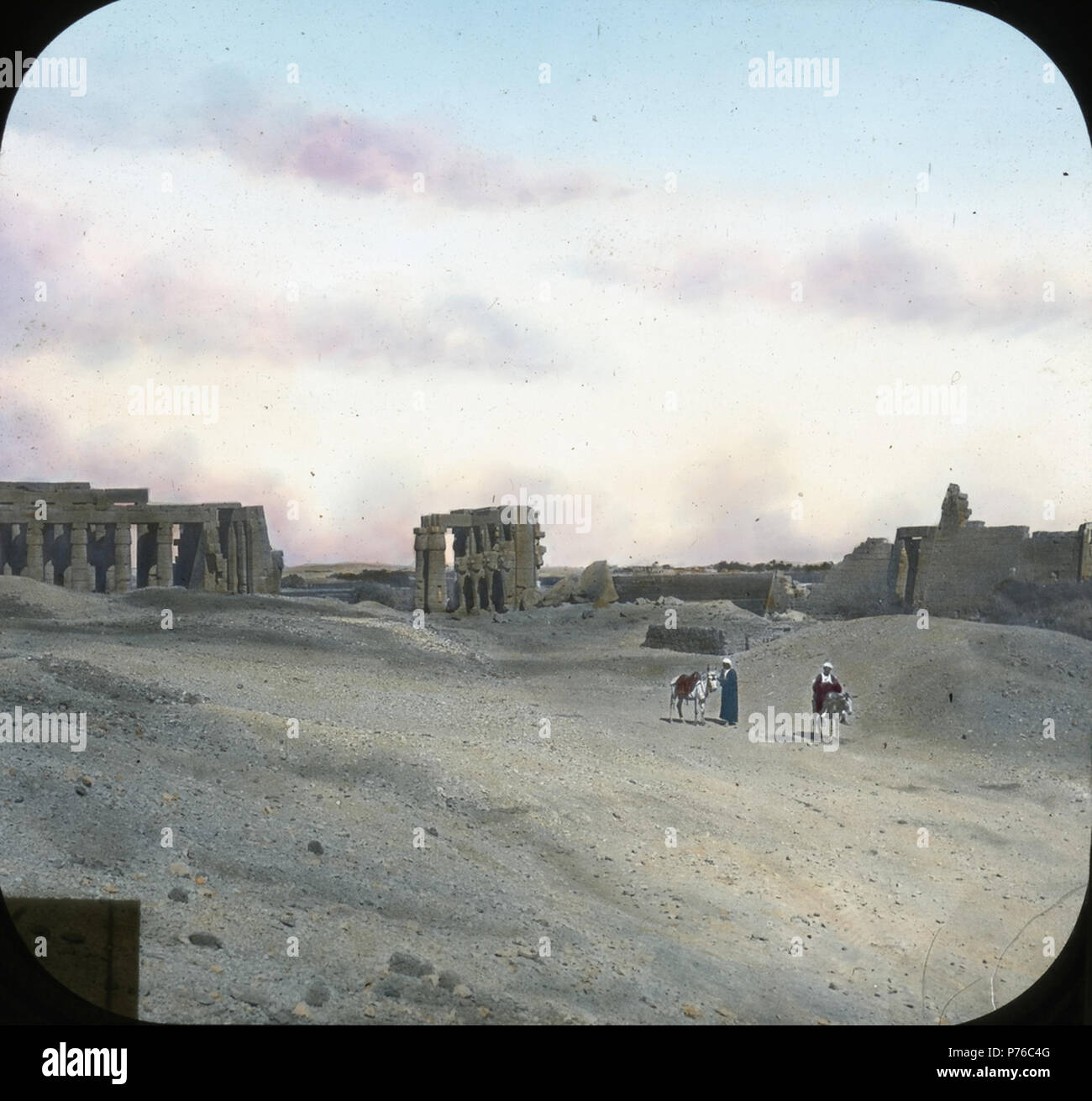 Inglese: <a href='http://www.brooklynmuseum.org/research/digital-collections/lantern.php' rel="nofollow">Lanterna raccolta di diapositive</a>: Viste, oggetti: Egitto. Tebe [immagini selezionate]. Visualizza 02: Il Ramesseum, vista generale. Tebe. 19 Dyn. Tempio della tomba di Ramses, ad ovest di Tebe., n.d., questa diapositiva colorata da Giuseppe Hawkes. Il Brooklyn Museum Archives (S10|08 Tebe, immagine 9867). prima di 1923 209 S10.08 Tebe, Immagine 9867 Foto Stock