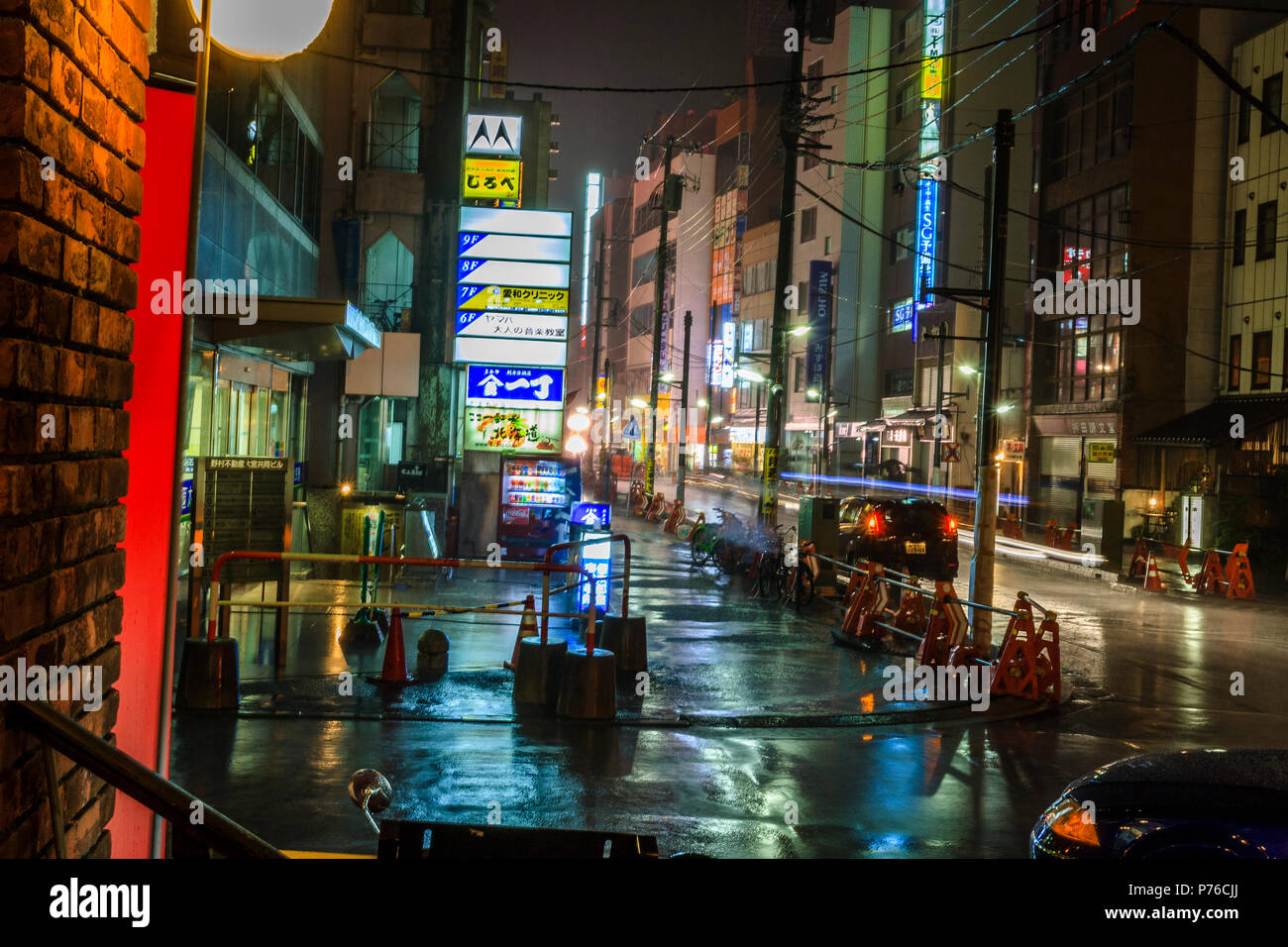 Una piovosa, moody urban street scene di notte, Omiya, Giappone Foto Stock