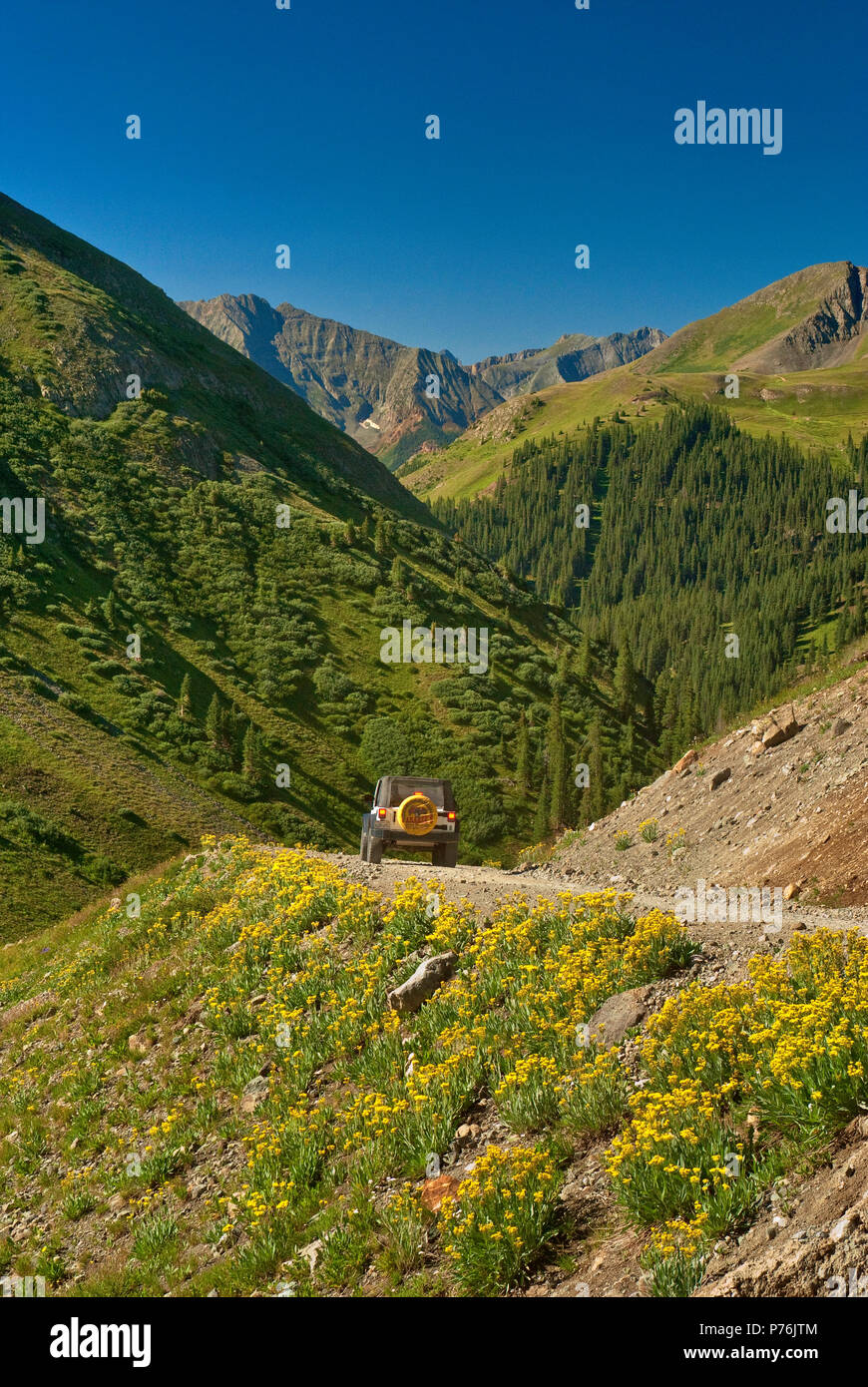 Jeep sul loop alpino vicino Engineer Pass, Animas River Valley in distanza, San Juan Mountains, Colorado, STATI UNITI D'AMERICA Foto Stock