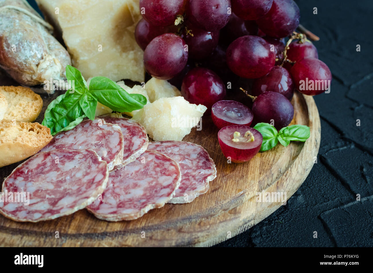 Scheda con antipasti mediterranei, tapas o antipasti. Un assortimento di stile Italiano cibo banchetti set. Deliziosi snack sulla parte. Tagliere con salame Foto Stock