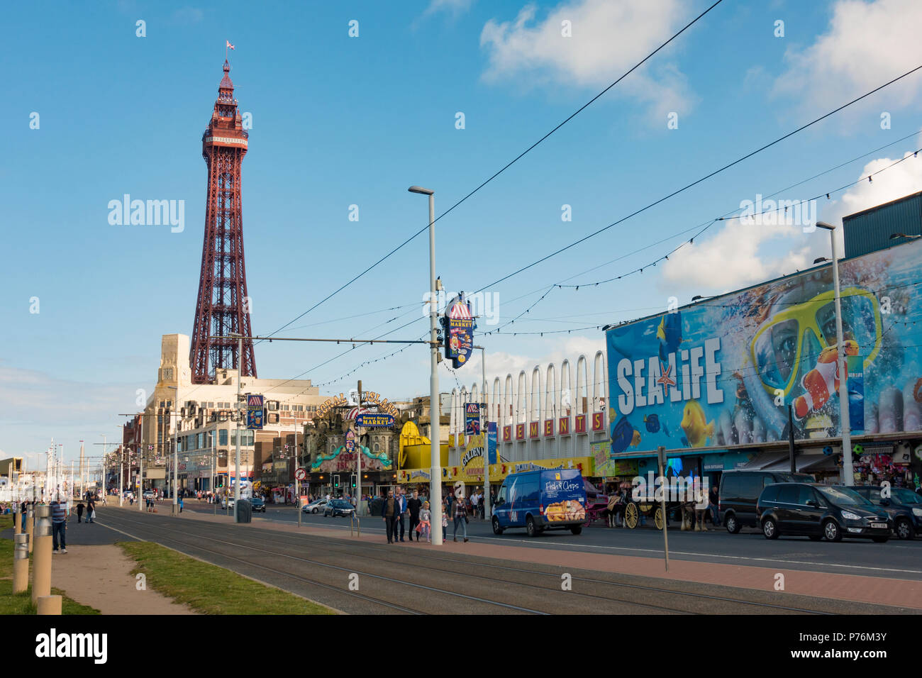 La Blackpool Tower e il centro Sea Life Foto Stock