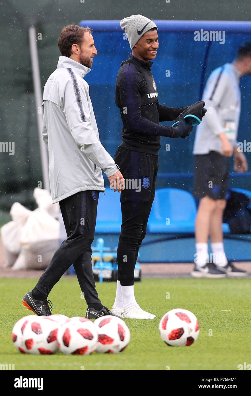 Dell'Inghilterra Rashford Marcus (destra) e manager Gareth Southgate durante la sessione di formazione a Spartak Zelenogorsk Stadium. Foto Stock