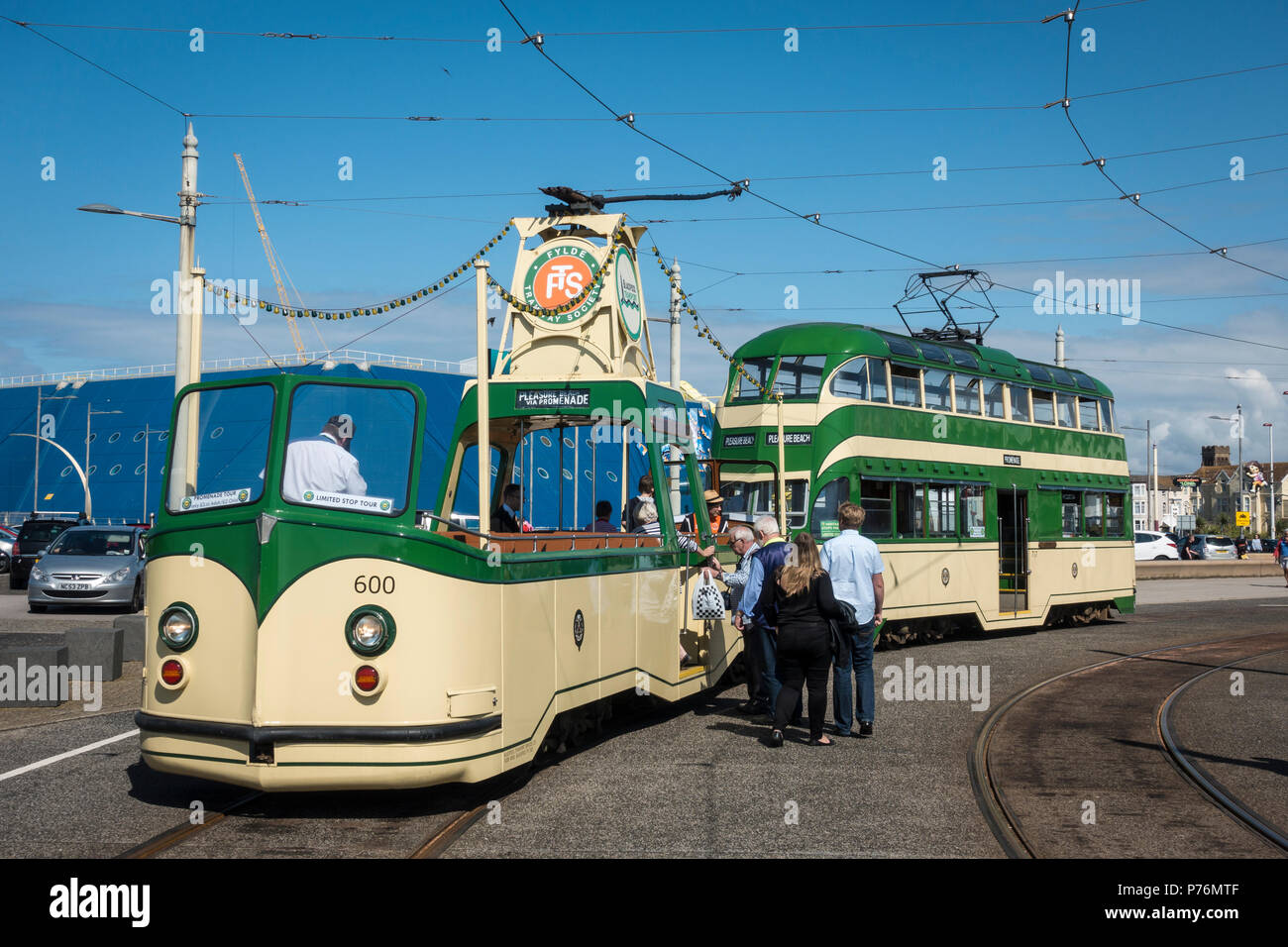 I passeggeri di salire a bordo di un tram in Blackpool Foto Stock
