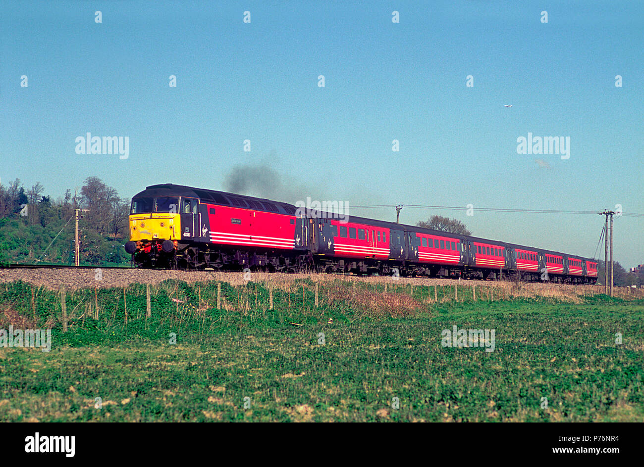 Una classe 47 locomotiva diesel numero 47841 lavorando un deviato vergine treno Cross Country servizio alla giunzione Shalford il 7 aprile 2002. Foto Stock Una classe 47 locomotiva diesel numero 47841 lavorando un deviato vergine treno Cross Country servizio alla giunzione Shalford il 7 aprile 2002. Foto Stock