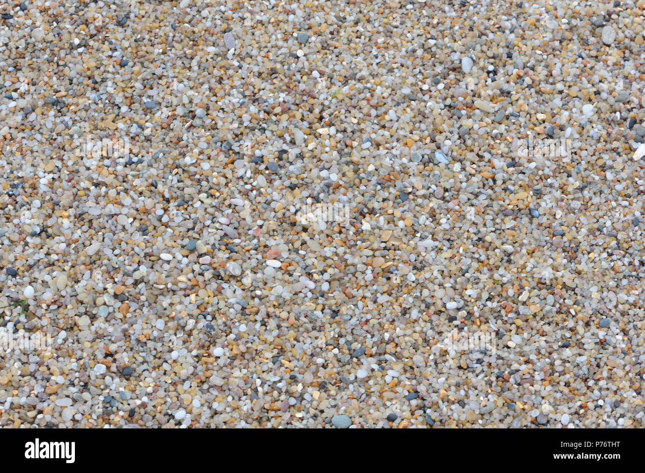 Molto sabbia grossa o molto piccola ghiaia fatta di piccoli ciottoli sulla spiaggia a Ballycastle. Ballycastle, Antrim, Irlanda del Nord. Foto Stock