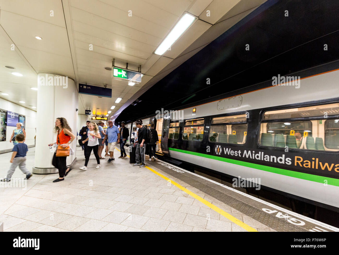 Una piattaforma vista a Birmingham New Street Station , Birmingham, Inghilterra, Regno Unito Foto Stock