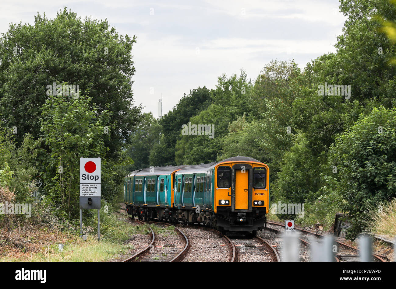 Un treno arriva a Llandovery stazione ferroviaria che il Principe di Galles e la duchessa di Cornovaglia sono saliti a prendere al loro prossimo impegno a Builth Wells. Foto Stock