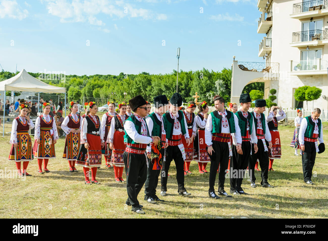 Kranevo, Bulgaria - 10 Giugno 2018: la gente nel folclore autentico costume in un prato danze bulgare di danza tradizionale di Nome Horo Foto Stock