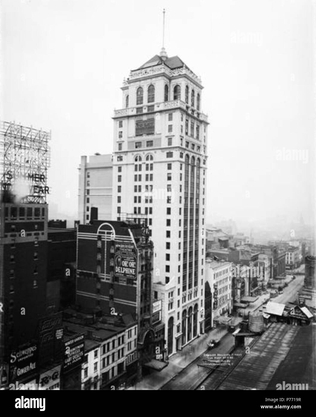 Inglese: L'edificio Candler, 224 West 42th Street, New York City (centro), con il nuovo teatro di Amsterdam. Digital Signage sul teatro pubblicizza Oh! Oh! Delphine, che ha giocato ci dal 3 febbraio al 3 maggio 1913. Annunci per Kniccurbocker e New Amsterdam Teatri, p. 14, col. 5. Il sole (New York). Il 30 gennaio 1913. 'Teatrale note" (scorrere verso il basso). Il New York Times. Il 3 maggio 1913. . 1913 1 Edificio Candler, 42th Street, New York City Foto Stock