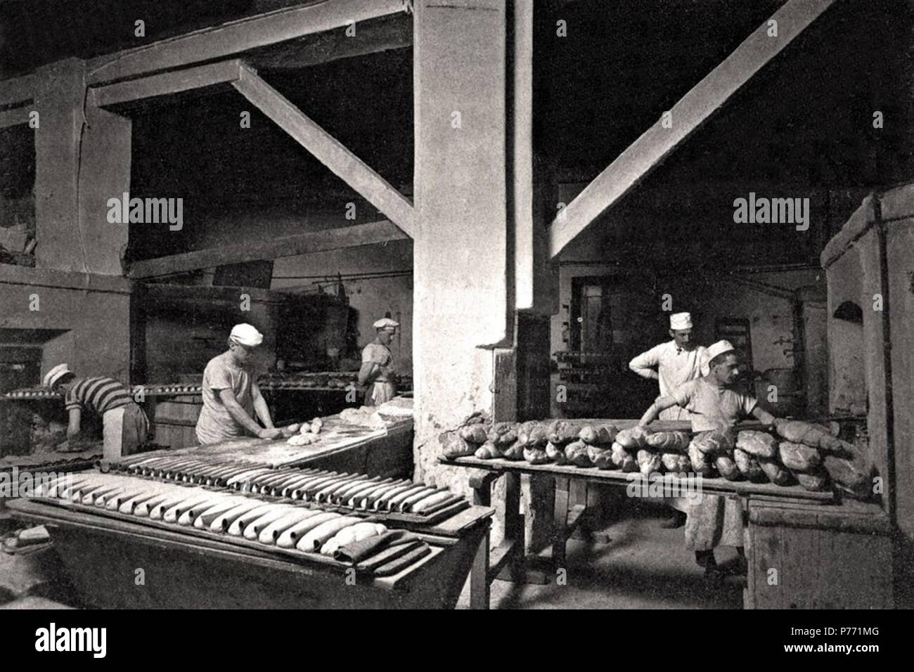 Italiano: Il panificio delle Cooperative operaie di Trieste in via San Marco nel 1913 . 1913 1 Panificio delle Cooperative operaie di Trieste in via San Marco nel 1913 Foto Stock