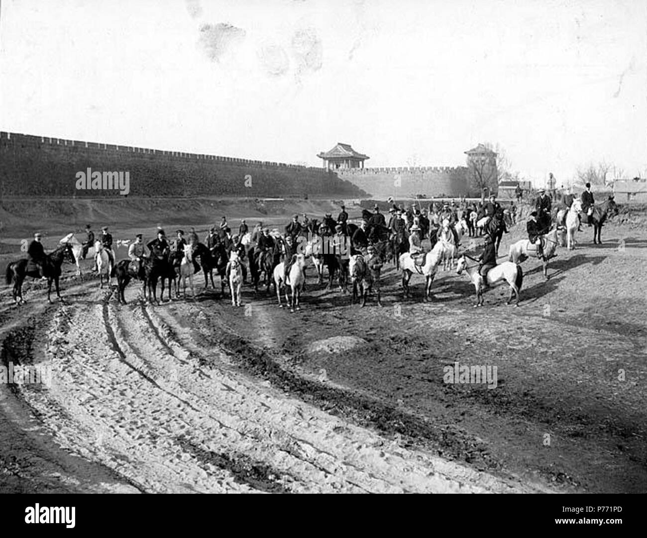 . Inglese: 7.08 Hunt Club di Pechino, 1903 . Inglese: didascalia sulla pagina album: Hunt Club paper chase, Pechino, 1903 PH Coll 241.B8 soggetti (LCTGM): Equitazione--Cina - Pechino; cavalli--Cina - Pechino soggetti (LCSH): club di equitazione--Cina - Pechino; Hare And Hounds; i bianchi--Cina - Pechino; ritratti, gruppo . 1903 1 708 Hunt Club di Pechino, 1903 (CHANDLESS 54) Foto Stock
