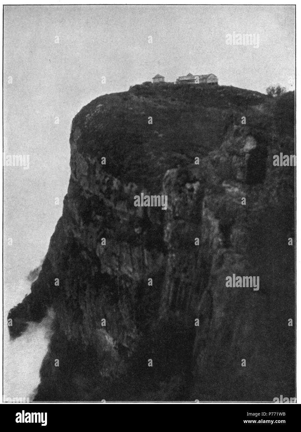 Inglese: ''REJECTION DEL CORPO.' Cliff un miglio di alta. Montare Omei, West Szechuan.' rivolte verso la pagina 196 del libro. 1913 1 Un viandante in Cina fp 196 Foto Stock