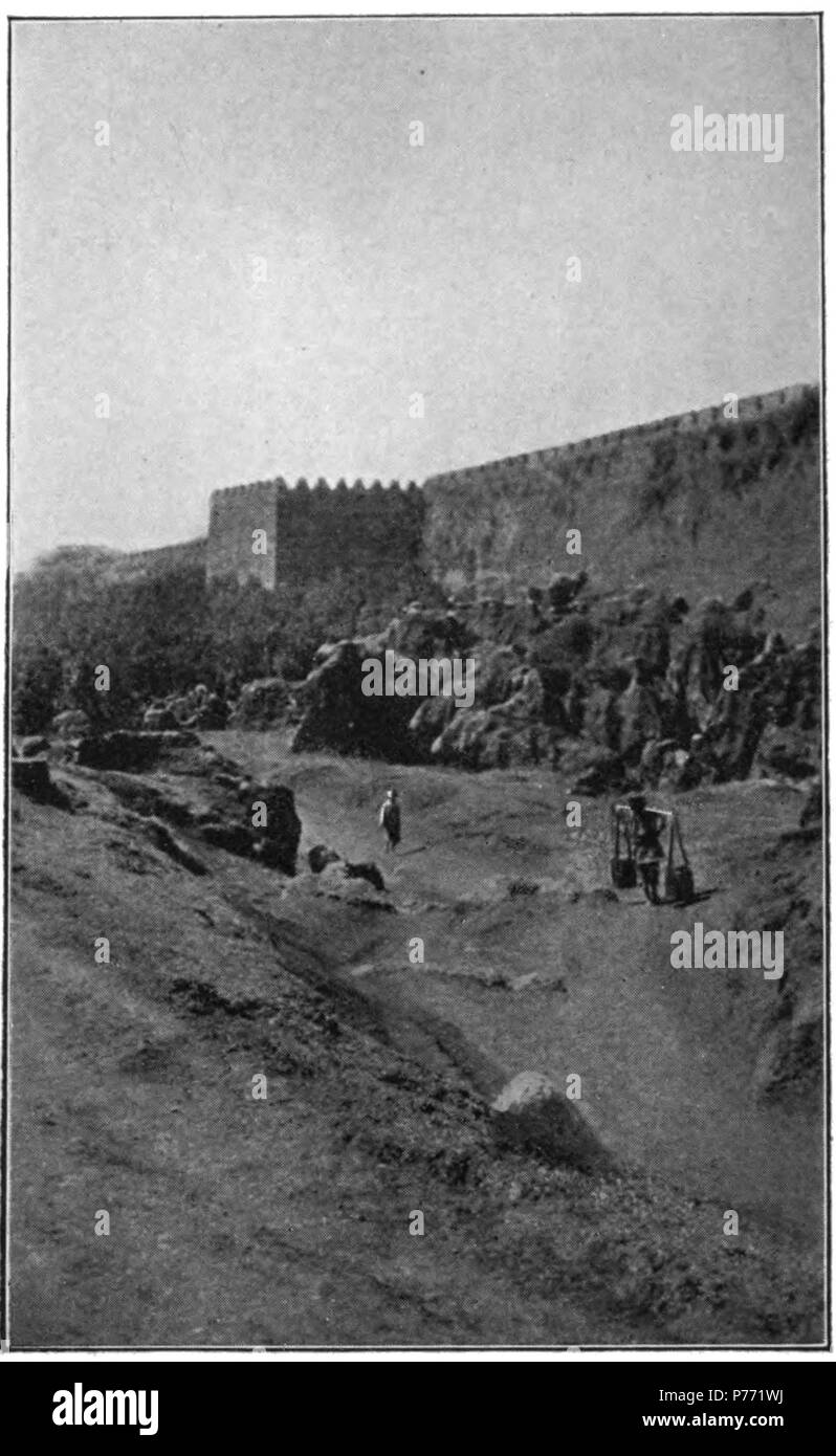 Inglese: "fuori dalle mura di Yunnan-Fu.' rivolta verso la pagina 22 del libro. 1913 1 Un viandante in Cina fp 22b Foto Stock