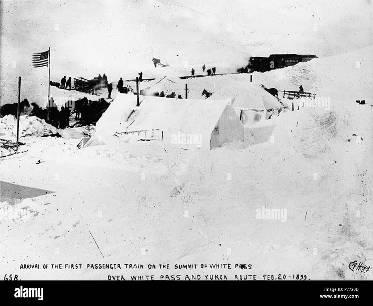 . Inglese: Arrivo del primo treno passeggeri del White Pass & Yukon Railroad sul vertice del Pass bianco, Alaska, 20 febbraio, 1899. Inglese: didascalia sulla immagine: "l'arrivo del primo treno passeggeri sul vertice del Pass bianco su bianco Pass e Yukon Route Feb 20, 1899" Immagine originale in Hegg Album 2, pagina 31 . Klondike Gold Rush. Soggetti (LCTGM): Ferrovie--Alaska--Pass bianco soggetti (LCSH): White Pass & Yukon Route (Azienda); Bianco Pass (a.C.); valichi di montagna--Alaska . 1899 1 Arrivo del primo treno passeggeri del Pass bianco &AMP; Yukon Railroad sul vertice del Pass bianco, ahimè Foto Stock