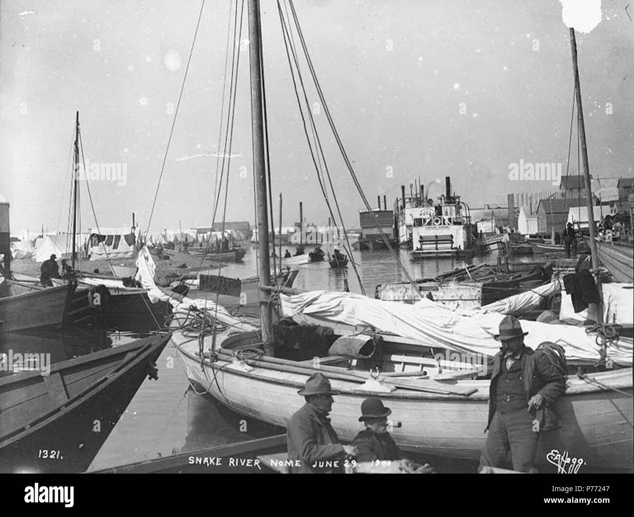 . Inglese: barche ormeggiate lungo il Fiume Snake, Nome, Alaska, 29 giugno 1900. Inglese: didascalia sull'immagine: 'Snake fiume Nome 29 GIUGNO 1900' immagine originale in Hegg Album 38, pagina 6. Soggetti (LCTGM): Barche a vela -- Alaska--Nome; fiumi--Alaska--Nome; Sternwheelers--Alaska--Nome soggetti (LCSH): Snake River (Alaska) . 1900 2 barche ormeggiate lungo il Fiume Snake, Nome, Alaska, 29 giugno 1900 (HEGG 272) Foto Stock