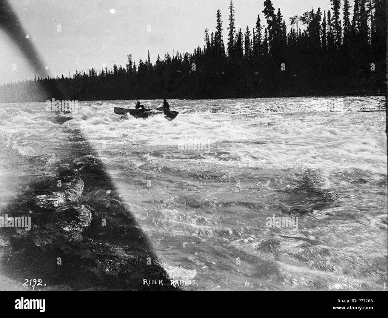 . Inglese: navigazione in barca Rink Rapids sul fiume di Yukon, Yukon Territory, ca. 1898. Inglese: didascalia sulla immagine: "Rink Rapids' . Klondike Gold Rush. Soggetti (LCTGM): Fiumi--Yukon; Rapids--Yukon; imbarcazioni a remi--Yukon soggetti (LCSH): Yukon River (Yukon e Alaska); Rink Rapids (Yukon) . circa 1898 2 barca navigazione Rink Rapids sul fiume di Yukon, Yukon Territory, ca 1898 (HEGG 357) Foto Stock