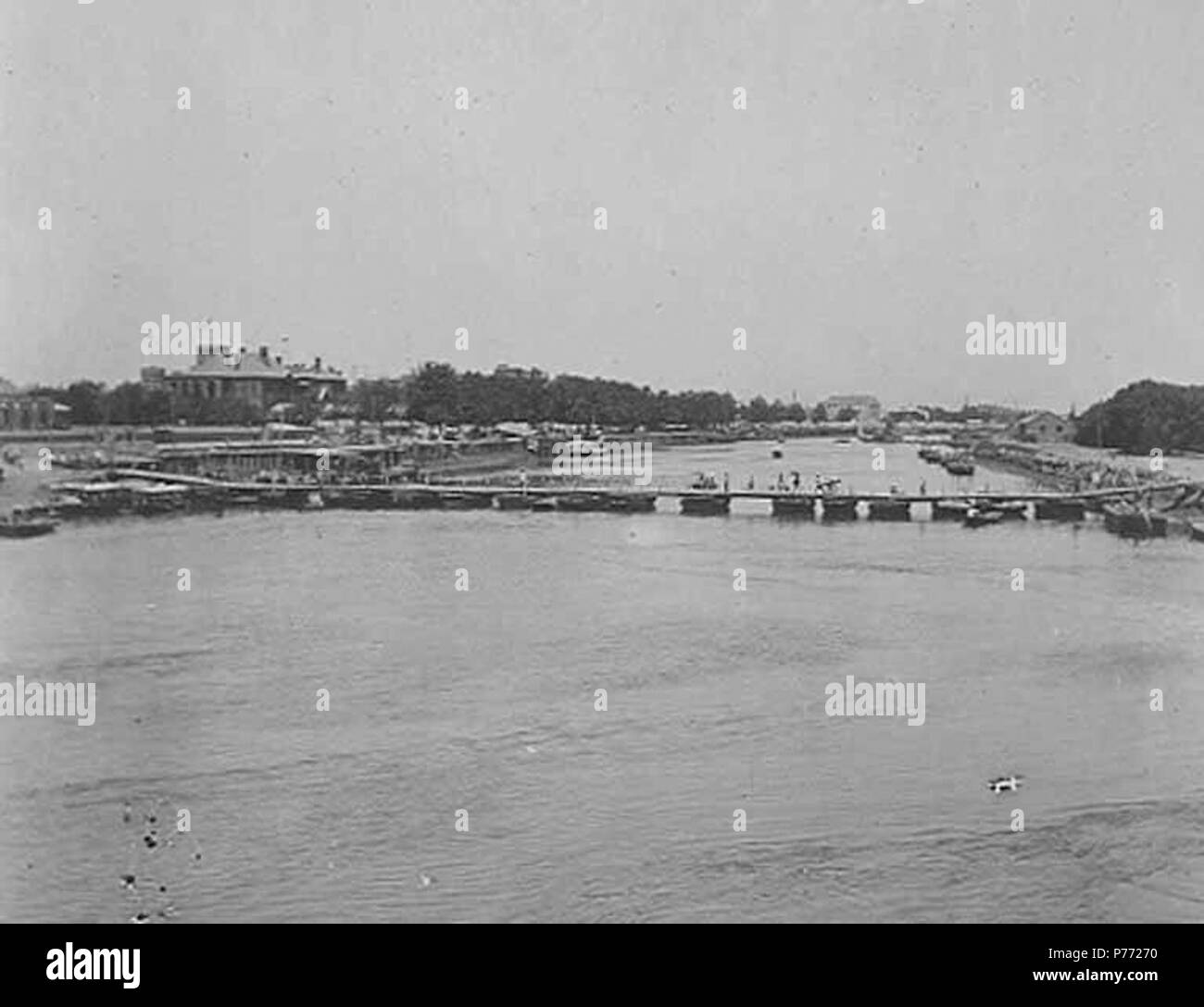. Inglese: Ponte attraverso il fiume, Tientsin, Cina, non identificato . Inglese: scritto sulla pagina: galleggiante ponte di barche dal russo concessione al lato britannico PH Coll 214.J61b . unidentified 2 ponte attraverso il fiume, Tientsin, Cina, non identificato (CHANDLESS 258) Foto Stock