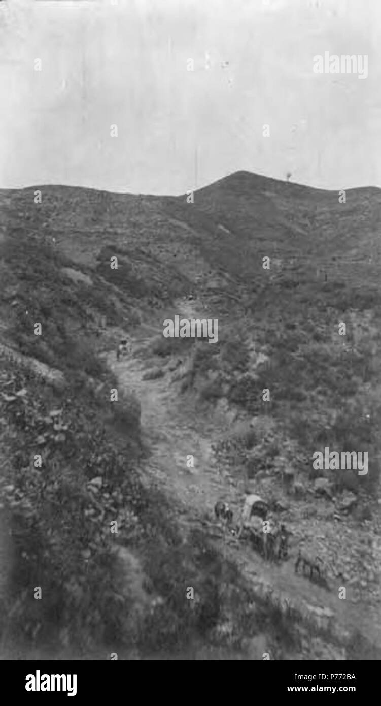 . Inglese: carri e cavalli scendendo un pass, probabilmente nel vicnity di Jehol, ca. 1905 . Inglese: PH Coll 214.F33 . circa 1905 2 carri e cavalli scendendo un pass, probabilmente nel vicnity di Jehol, ca 1905 CHANDLESS (224) Foto Stock
