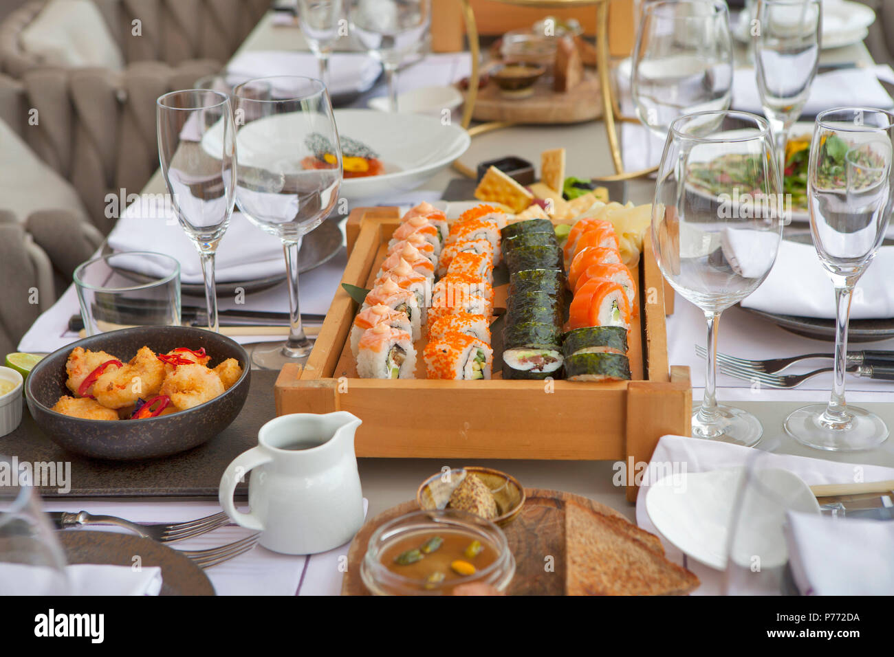 Sashimi assortita di sei tipi di pesce su una tavola di legno Foto Stock