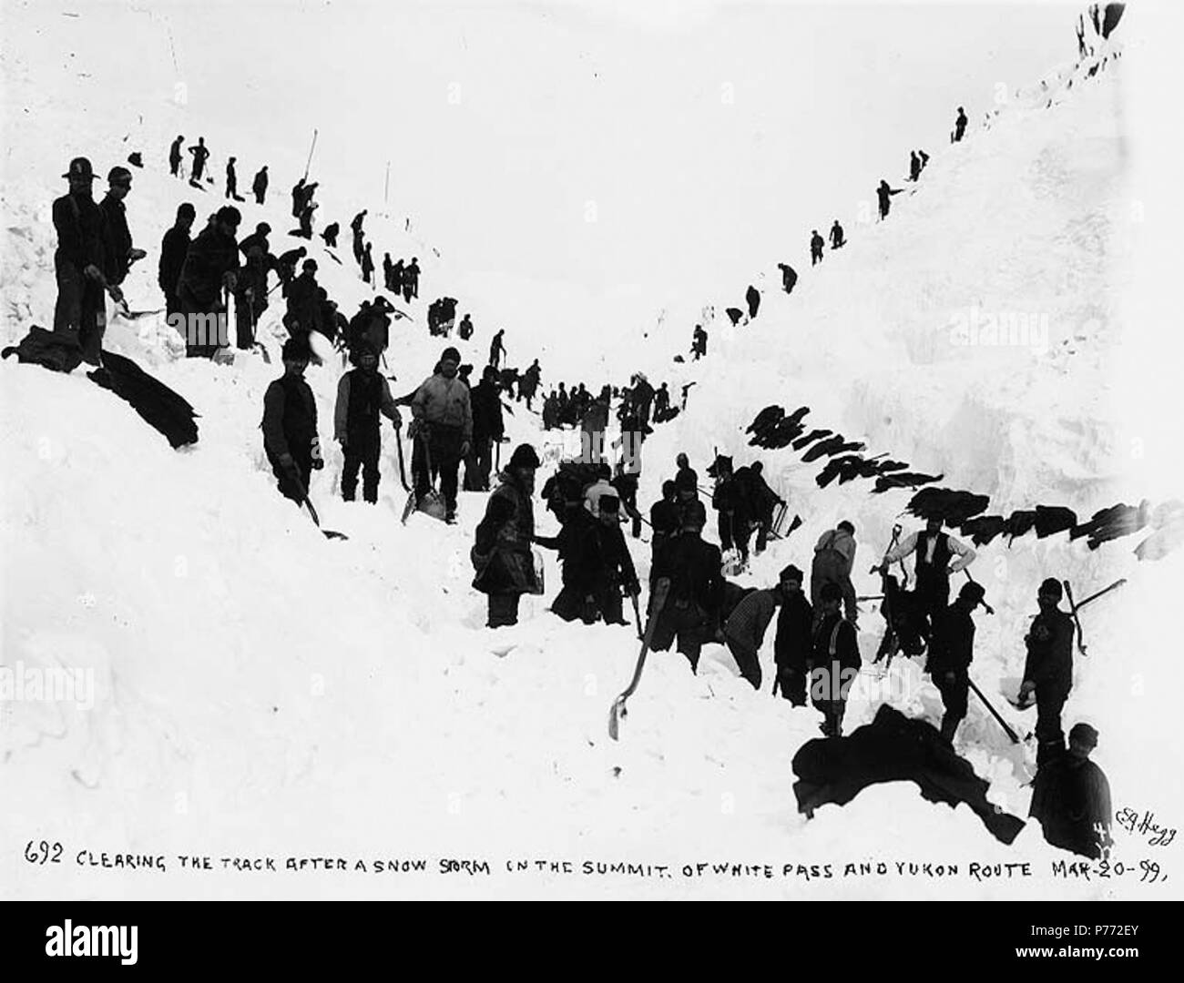 . Inglese: la cancellazione delle tracce del White Pass & Yukon Railroad dopo una tempesta di neve sul vertice del Pass bianco, Alaska, Marzo 20, 1899. Inglese: didascalia sulla immagine: "Cancellazione della pista dopo una tempesta di neve sul vertice del Pass bianco e Yukon Route. Mar 20 '99'" immagine originale in Hegg Album 2, pagina 28 . Klondike Gold Rush. Soggetti (LCTGM): White Pass & Yukon Route (Azienda); rimozione neve--Alaska--Pass bianco soggetti (LCSH): Pass bianco (a.C.); valichi di montagna--Alaska . 1899 2 la cancellazione delle tracce del Pass bianco &AMP; Yukon Railroad dopo una tempesta di neve sul vertice del Pass bianco, Alaska, 2 marzo Foto Stock