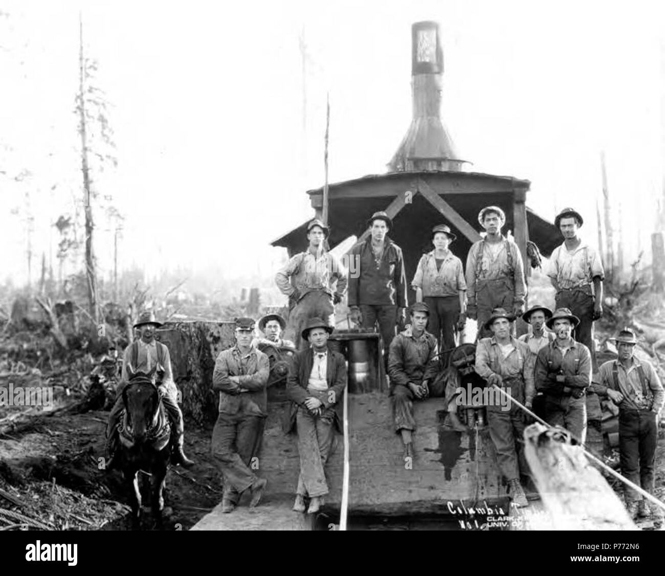. Inglese: equipaggio con cavallo da asino motore, Columbia River Timber Company, ca. 1918 . Inglese: Il Columbia River Timber Company aveva sede a Portland, Oregon, e campi di Goble, Oregon, Skamokawa e Yacolt, Washington. Didascalia sulla immagine: Columbia legname Co, n. 1 PH Coll 516.724 Columbia River Timber Company operati nei primi anni del ventesimo secolo in Columbia River basin area con campi in Goble di contea Columbia, Yacolt della contea di Clark e Skamokawa di Wahkiakum County. Goble era una fermata sulla Goble, Nehalem & Pacific Railway. Soggetti (LCSH): xyz . circa 1918 3 con equipaggio Foto Stock